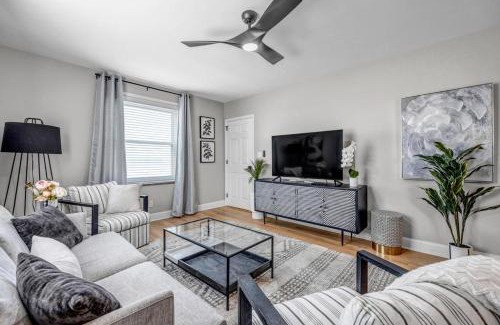 Southbank Apartment | Chic Waterfront Apartment in Downtown San Marco