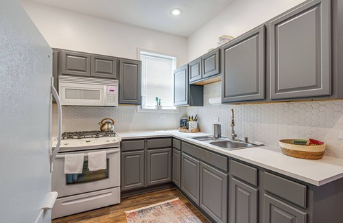 Greater Grand Crossing Apartment | Chicago Apt: 4 Mi to Lake Michigan