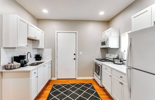 Tri-Taylor Apartment | Chicago Apt: Near Stadiums & Dtwn