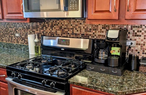 Belmont Cragin House | Chicago Home- 4 bd 3 ba- 1 spot in the garage. 30 mins to downtown.