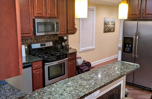 Belmont Cragin House | Chicago Home- 4 bd 3 ba- 1 spot in the garage. 30 mins to downtown.