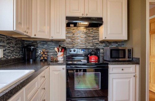 Livingston House | Chicory on the Yellowstone - Located on the Yellowstone River with a hot tub!