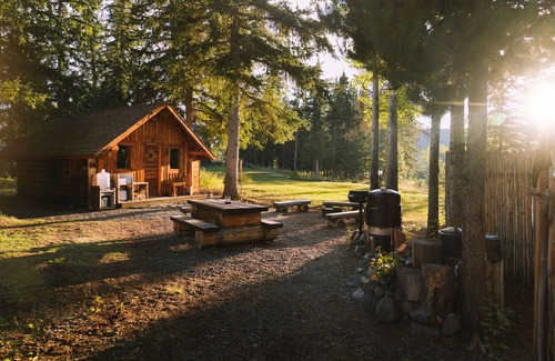 Chilcotin Cabin | Chilcotin Sunrise Chalet Lakefront Cabin Retreat With Stunning Mountain Views