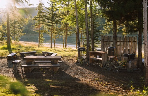 Chilcotin Cabin | Chilcotin Sunrise Chalet Lakefront Cabin Retreat With Stunning Mountain Views