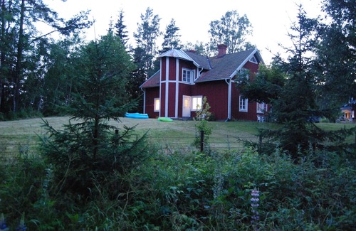 Vetlanda Cottage | Child friendly house - suitable for 2 families - on a sunny spot, lake, boat