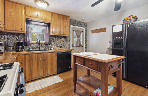 St. Helen House | Child/Infant/Pet friendly, Close to the Beach/Trails, Multiple Trailer Parking!