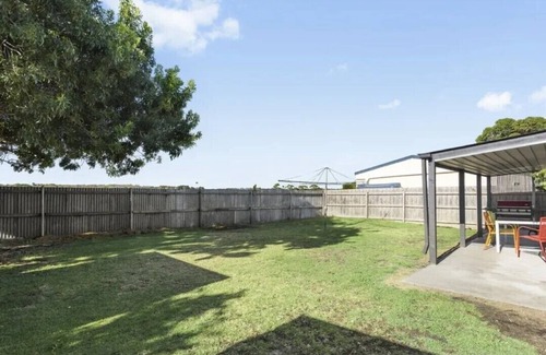 Portarlington House | Chill at the Igloo cottage - 100m walk to beach