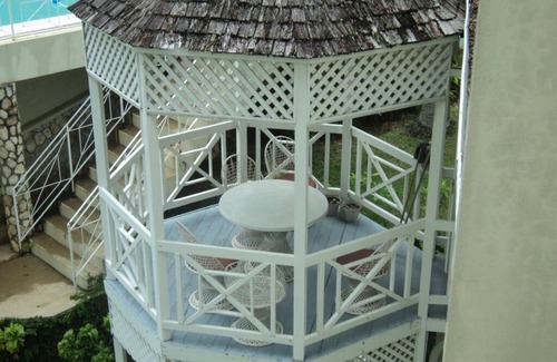 Ocho Rios Condo | Chill on tha hill/free wi fi A/c, free wi fi, gated community