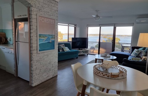 Forster Apartment | CHILL-OUT LAKESIDE * waterfront on wallis lake. Walk to the beach, shops, cafes!