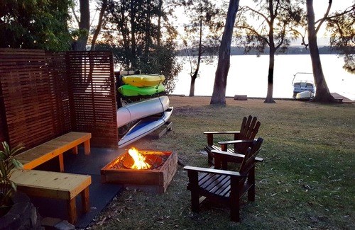 Mannering Park House | Chilling Lakeside on Lake Macquarie