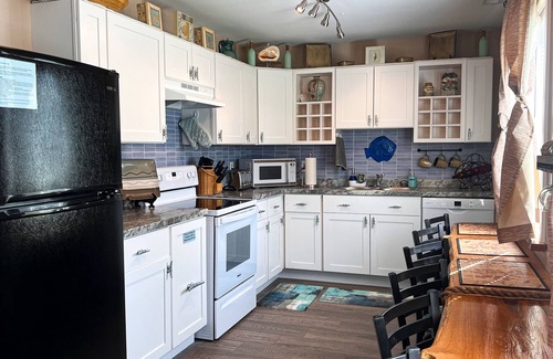 Deep Hole House | Chincoteague Island Home- "Blue Tide Townhome" Kayaks Included!