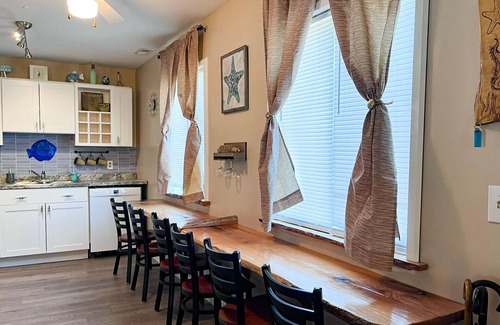 Deep Hole House | Chincoteague Island Home- "Blue Tide Townhome" Kayaks Included!