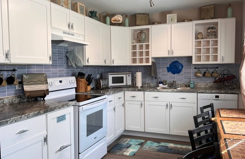 Deep Hole House | Chincoteague Island Home- "Blue Tide Townhome" Kayaks Included!