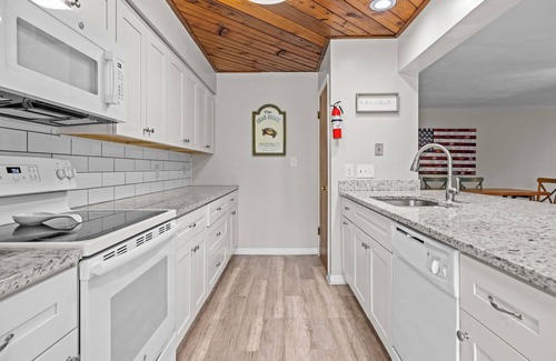 Chic's Beach Condo | Chix Beach. Spacious 3 bedroom 2 bath condo in the best area of Virginia Beach.