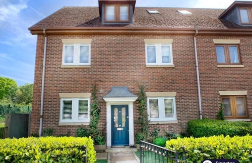 Woking House | Chobham - 3 Bedroom Townhouse W/Garden & Parking