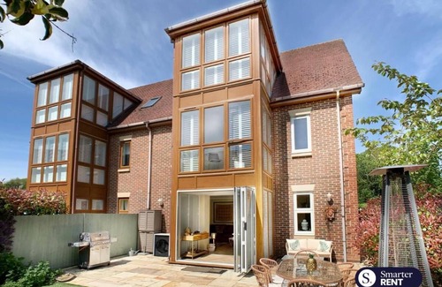Woking House | Chobham - 3 Bedroom Townhouse W/Garden & Parking
