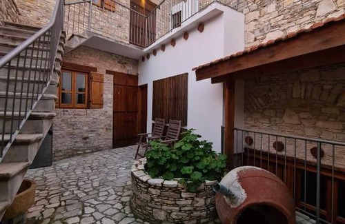 Pano Lefkara Apartment | Christiana's stone studios