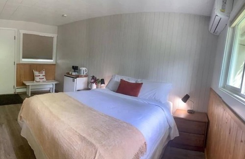 Christina Lake Hotel | Christina Lake Sleeps 2, Pet Friendly - Unwind and Enjoy Beaches, Golf, Fishing