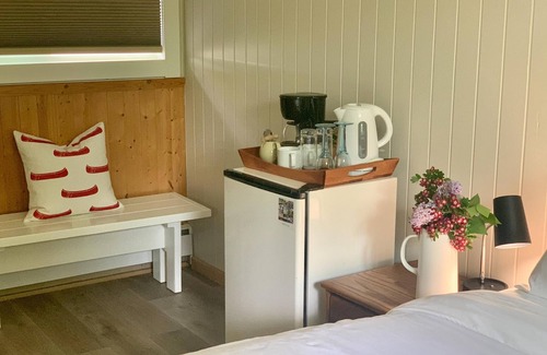 Christina Lake Hotel | Christina Lake Sleeps 2, Pet Friendly - Unwind and Enjoy Beaches, Golf, Fishing