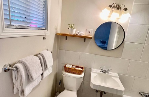 Christina Lake Hotel | Christina Lake Sleeps 2, Pet Friendly - Unwind and Enjoy Beaches, Golf, Fishing