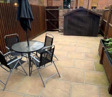 Earls Barton House | Church Court 2 Bed 55 Inch SKY TV Northampton Parking Contractor Accommodation