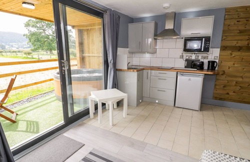 Llandrillo Cottage | CILAN LODGE, family friendly, with hot tub in Llandrillo