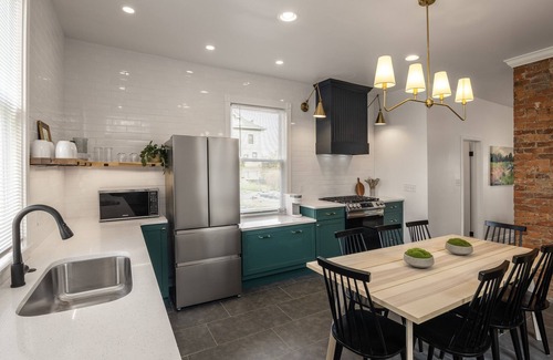 Walnut Hills House | Cincy Historic Gem: Sleeps 20 (5Min to Downtown & 40 Min to Ark)