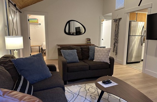 River West Cottage | Cinder Cone - Salt Hot Tub, Gas Fireplace, 100+ Mbps Wifi, Bikes, Very Walkable!