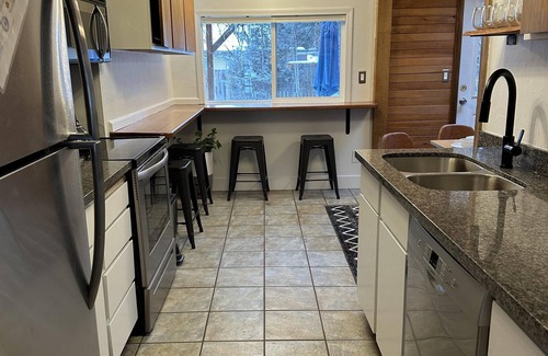 River West Cottage | Cinder Cone - Salt Hot Tub, Gas Fireplace, 100+ Mbps Wifi, Bikes, Very Walkable!