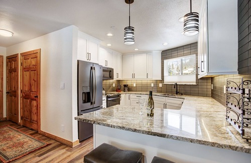 Mountain House Condo | Cinnamon Ridge Après Ski Retreat: Private Hot Tub + Walk to Slopes