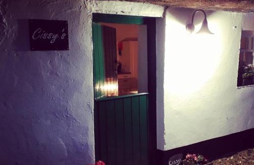 Limavady House | Cissy's Cottage - traditional thatched cottage, near to beach
