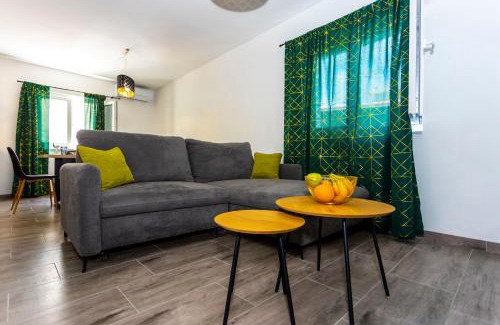 Vrpolje Apartment | City Apartment Nora, old town located, free parking