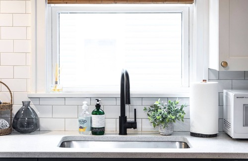 Bexley Apartment | City Boho ✦ New Kitchen ✦ King Bed ✦ WFH