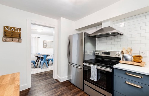 Bexley Apartment | City Boho ✦ New Kitchen ✦ King Bed ✦ WFH
