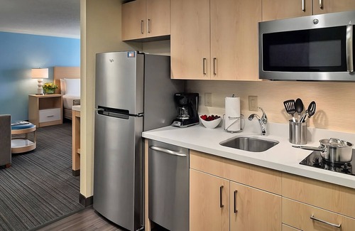 Central Business District Apartment | City Break! Spacious Rooms w/Perfect Central Locale near Canal Street