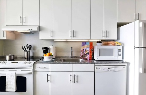 Central Business District Apartment | City Break! Spacious Rooms w/Perfect Central Locale near Canal Street