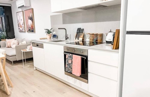 Canberra City Centre Apartment | City CBD | Pool | Parking | Self check-in | Pets