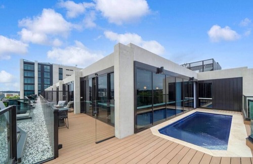 Canberra City Centre Apartment | City CBD | Pool | Parking | Self check-in | Pets
