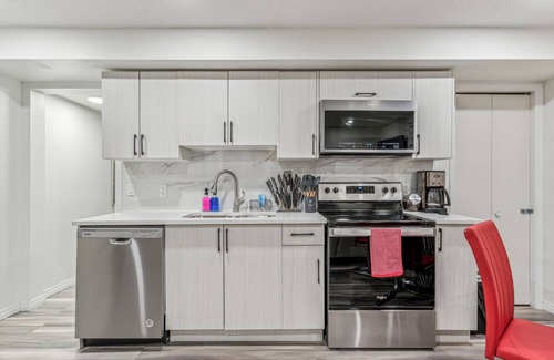 Hillhurst House | City Center Bliss| Sleeps 7