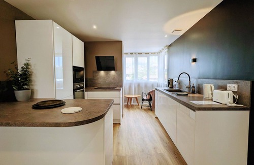 Chateauroux Apartment | City-Center Comfort: AC, Wifi, Netflix, Full Kitchen, Near Train & Shops