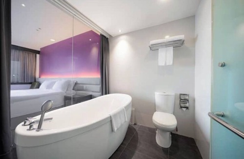 Chinatown Hotel | City Center Premier Club King + Breakfast/Access.