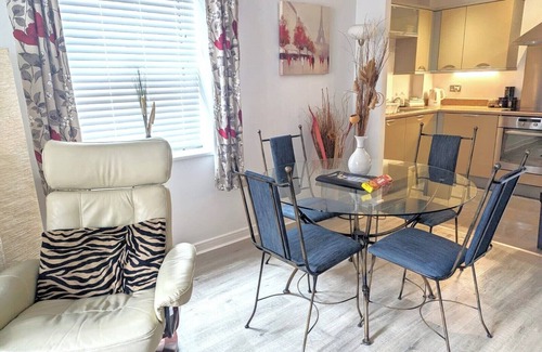 Chichester Apartment | City Centre 2 Bedroom Ground Floor Flat with Parking