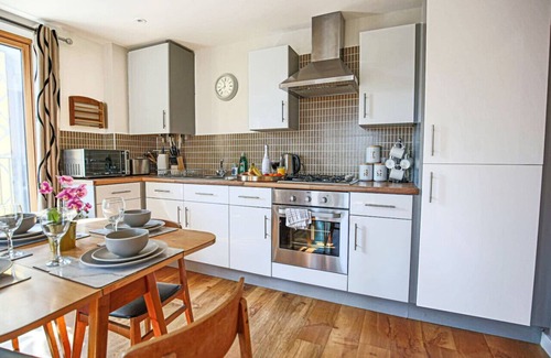 Milton Keynes Apartment | City Centre Apartment Wrap-Around Balcony Secure Parking SkyTV WiFi