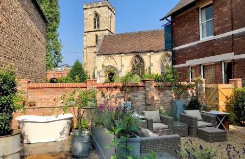 York House | City Centre Luxury Holiday House with Outdoor Bath and Parking