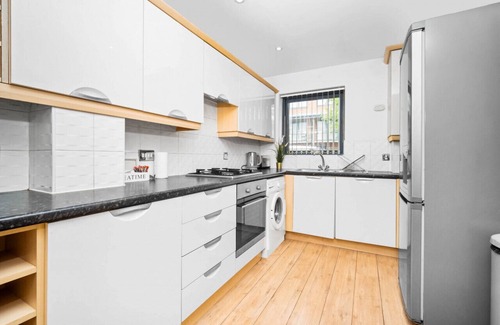 The Westside House | City Centre Townhouse - Garage - Parking - Balcony