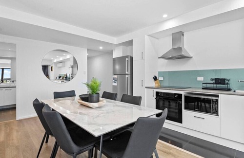 East Perth Apartment | City Chic: Elegant 2BR apartment
