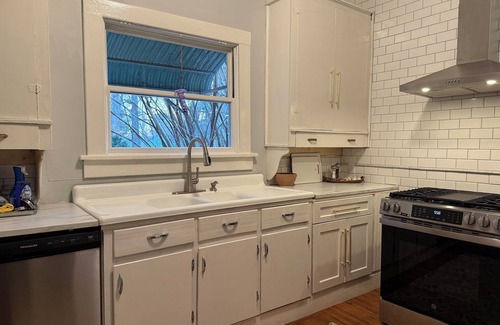 LaFayette House | City Cottage on Main St in North Georgia