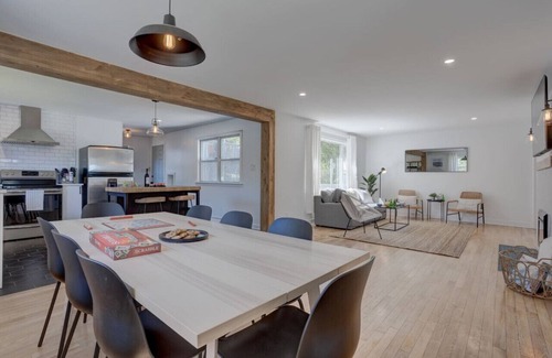 Dartmouth House | City Escape w deck, BBQ & beautiful back yard