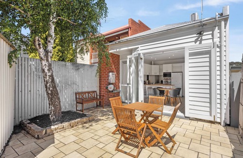 Kensington House | City Fringe 2 Bedroom House with Free Parking