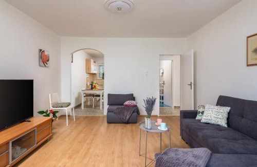 Vranjic Apartment | City garden